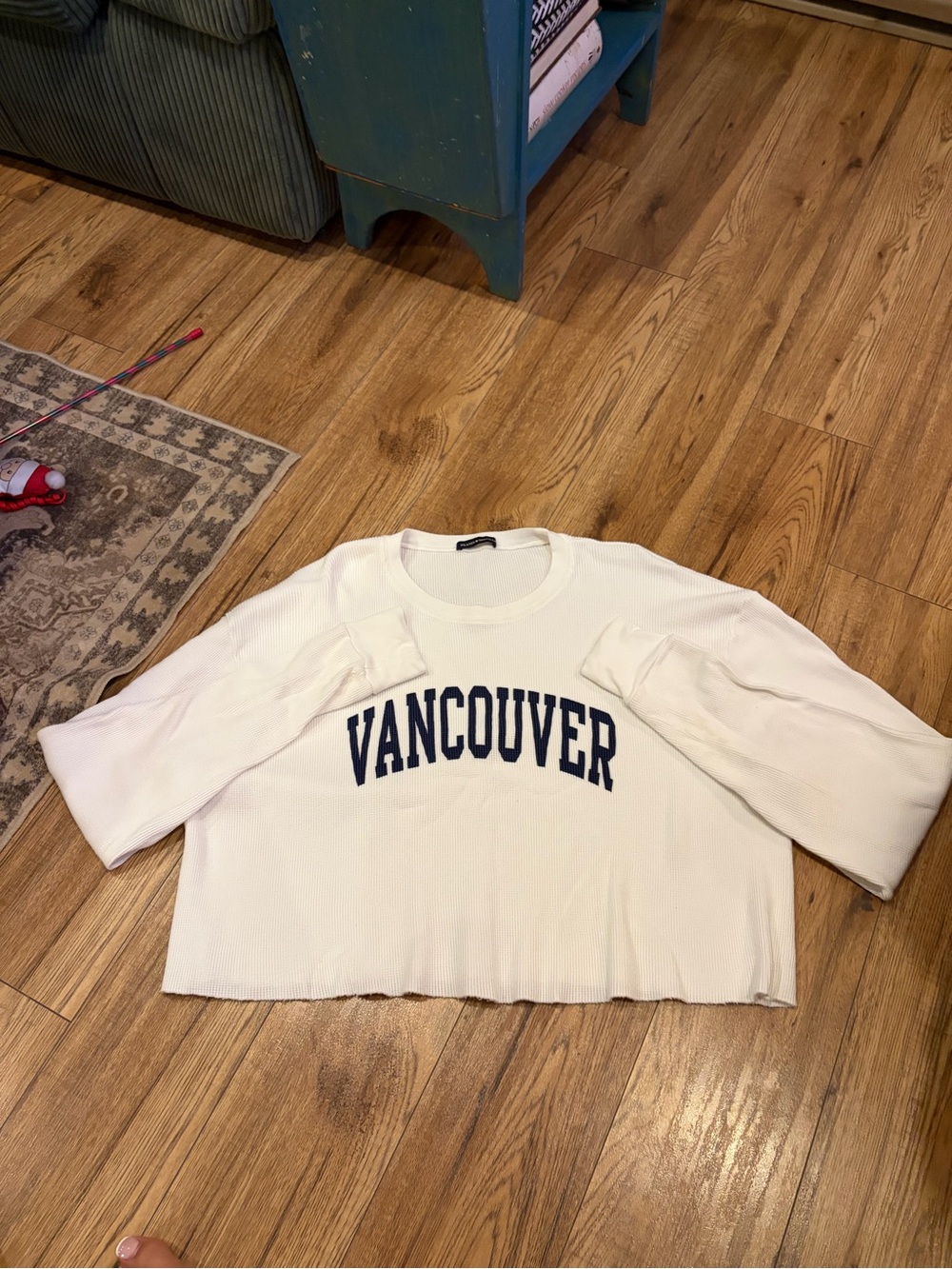Brandy Melville White Cropped Sweatshirt with Navy Vancouver Script